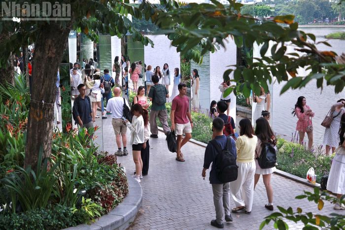 Ghi nhận của phóng viên sáng 10/10, lượng khách tham quan không gian nghệ thuật “Dải lụa ký ức” bắt đầu tăng dần.