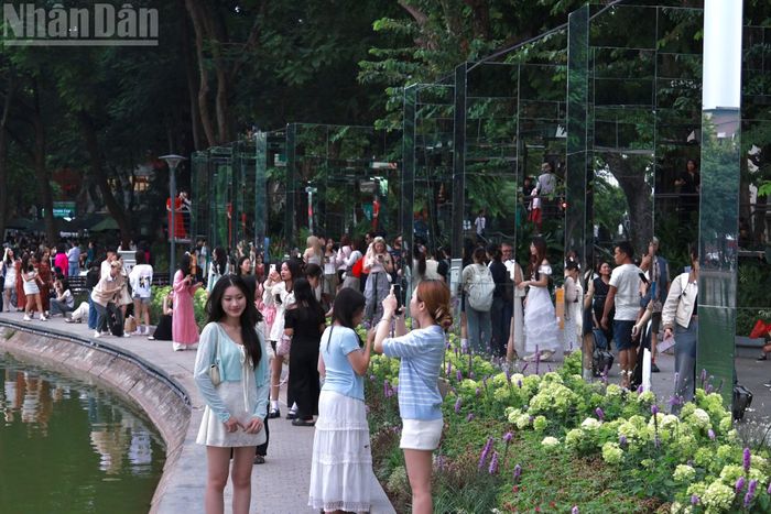 Bên cạnh tuyến cầu cạn, những khung gương được bố trí dọc không gian trải nghiệm tạo hiệu ứng phản chiếu, mang đến góc nhìn mới lạ về cảnh quan hồ Hoàn Kiếm. Hệ thống nhà gương trong suốt tái hiện hình ảnh 5 cửa ô Hà Nội cũng thu hút sự chú ý.