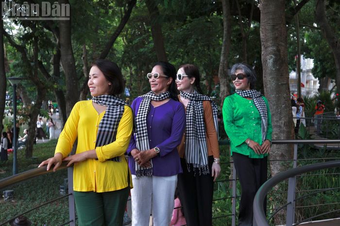Sinh ra và lớn lên tại phường Hoàn Kiếm, bà Lê Thị Thu Hà (60 tuổi, ngoài cùng bên phải) bày tỏ: "Chúng mình rất vui khi thấy cảnh quan mình đã gắn bó nhiều năm khoác lên diện mạo mới, đồng thời cũng tự hào khi được hòa mình vào không khí những ngày lễ lớn của đất nước".