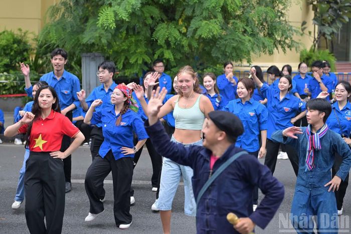 Tham gia hành trình, không chỉ có thanh thiếu nhi hay người dân Hà Nội. Rất nhiều khách du lịch thập phương đã bị thu hút bởi những chương trình ý nghĩa, có sức lan tỏa mạnh mẽ được thực hiện bởi người trẻ. (Ảnh: LINH PHAN)