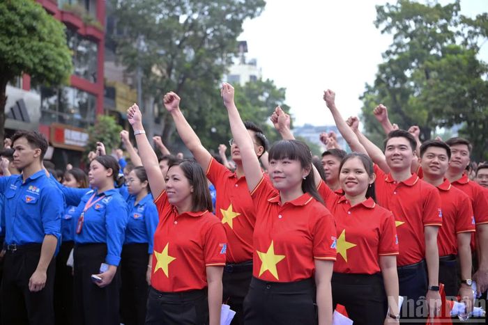  Tại chặng cuối cùng, hành trình được tổ chức tại hồ Hoàn Kiếm﻿, nơi giao hòa giữa truyền thống và hiện đại, giữa chiều sâu nghìn năm lịch sử và nhịp sống của Thủ đô đang vươn mình phát triển mạnh mẽ. (Ảnh: LINH PHAN) 