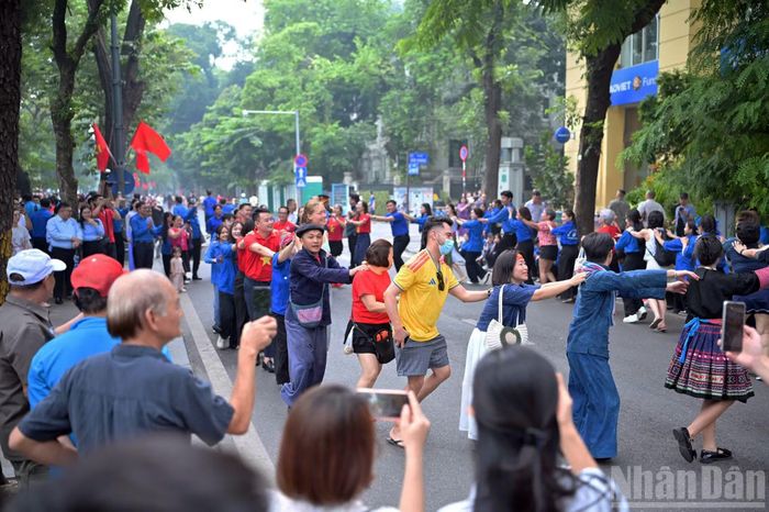  Được biết, song song với hành trình, sáng cùng ngày, đoàn viên, thanh niên Thủ đô đã đồng loạt triển khai “Ngày thứ bảy tình nguyện﻿” tại 126 xã, phường trên địa bàn, gắn với kỷ niệm Ngày Giải phóng Thủ đô đang tới rất gần. (Ảnh: LINH PHAN) 