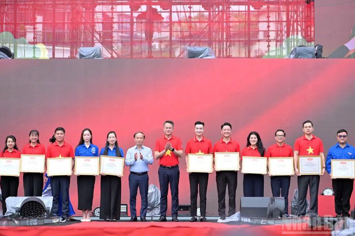Tại chương trình, Trung ương Hội Liên hiệp thanh niên Việt Nam đã trao Bằng khen tặng các tập thể, cá nhân có đóng góp tích cực trong tổ chức các hoạt động kỷ niệm 70 năm Ngày truyền thống Hội; biểu dương 15 Hội Liên hiệp thanh niên các tỉnh, thành phố có thành tích xuất sắc trong triển khai Hành trình.