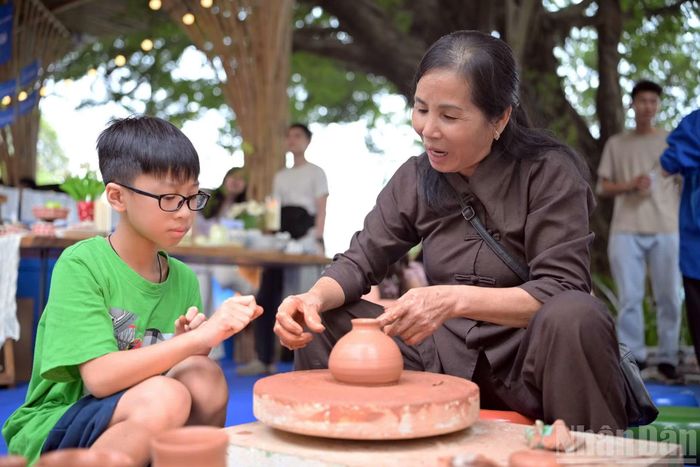 Trong khuôn khổ Hành trình, người dân, thanh thiếu nhi Thủ đô đã có cơ hội trải nghiệm nhiều hoạt động mang đậm nét văn hóa truyền thống. (Ảnh: LINH PHAN)