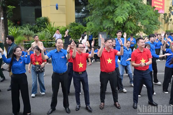 Hành trình "Tôi yêu Tổ quốc tôi" năm 2026 đã khép lại với chặng 7 đầy cảm xúc. Nhưng phong trào thanh niên, tinh thần “Tôi yêu Tổ quốc tôi” sẽ được viết tiếp bằng trách nhiệm, khát vọng cống hiến, tinh thần tiên phong, sức sáng tạo và ý chí vươn lên của một thế hệ thanh niên Việt Nam có lý tưởng, bản lĩnh, sẵn sàng góp phần vào sự phát triển của đất nước. (Ảnh: LINH PHAN)