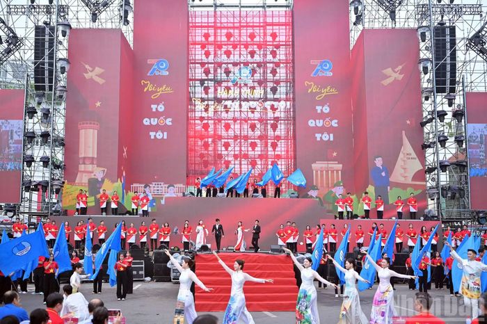  Ngay sau đó, hàng nghìn đại biểu, hội viên, thanh niên Thủ đô đã cùng cất cao ca khúc "Tôi yêu Tổ quốc tôi", qua đây lan tỏa niềm tự hào, tình yêu quê hương, đất nước và khát vọng cống hiến của tuổi trẻ﻿ Việt Nam. (Ảnh: LINH PHAN) 