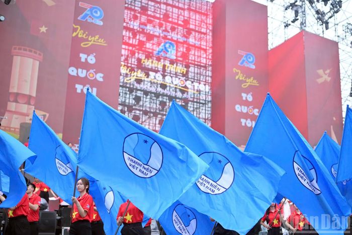 Mở đầu chương trình là Lễ chào cờ "Tôi yêu Tổ quốc tôi" đầy cảm xúc tự hào của hàng nghìn đại biểu, với điểm nhấn là nghi thức rước và trao ngọn lửa thiêng của Hành trình cùng tên. Từ đất mũi Cà Mau, ngọn lửa đã được các đại biểu thanh niên ưu tú rước về Hà Nội. (Ảnh: LINH PHAN)