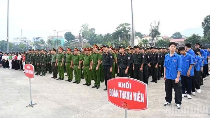 Hơn 3.500 cán bộ, công chức, viên chức, lực lượng vũ trang, học sinh, sinh viên, người cao tuổi và nhân dân trên địa bàn tỉnh Tuyên Quang tham gia hưởng ứng lễ phát động tại Quảng trường Nguyễn Tất Thành, phường Minh Xuân. (Ảnh: ĐT)