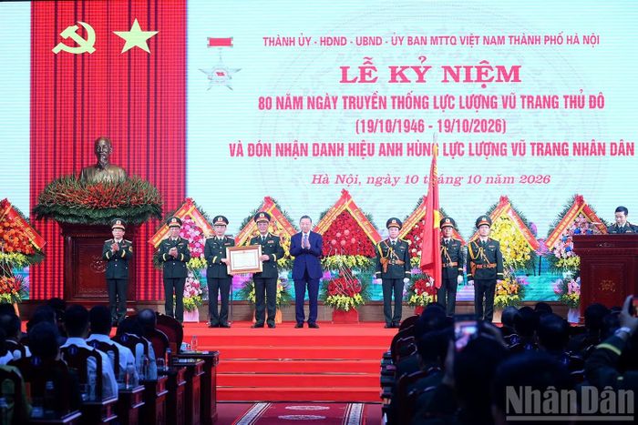 Tổng Bí thư, Chủ tịch nước Tô Lâm trao Danh hiệu Anh hùng Lực lượng vũ trang nhân dân tặng Bộ Tư lệnh Thủ đô Hà Nội. (Ảnh: ĐĂNG KHOA)