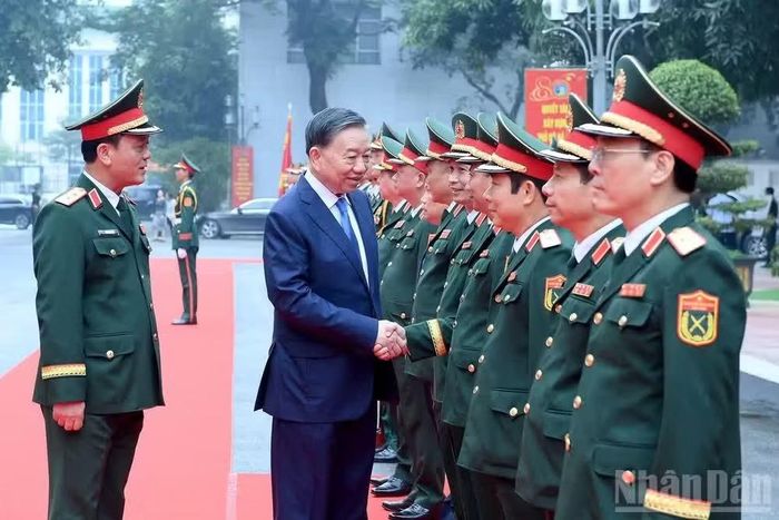 Tổng Bí thư, Chủ tịch nước Tô Lâm với các đồng chí lãnh đạo, chỉ huy Bộ Tư lệnh Thủ đô Hà Nội. (Ảnh: ĐĂNG KHOA)