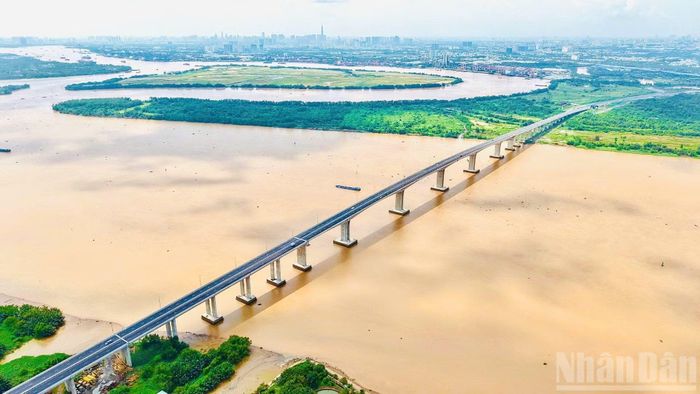 Cầu Nhơn Trạch trên tuyến đường Vành đai 3-Thành phố Hồ Chí Minh mới đưa vào khai thác đầu năm 2026. Cầu được xây dựng với tổng mức đầu tư khoảng 1.800 tỷ đồng, dài khoảng 2,5km, với 6 làn xe.