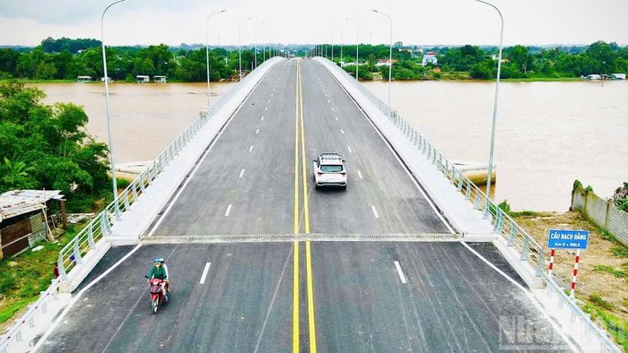 Cầu Bạch Đằng được đưa vào khai thác năm 2024. Cầu bắc qua sông Đồng Nai, có chiều dài 410m, với 4 làn xe. Dự án có tổng mức đầu tư hơn 500 tỷ đồng.