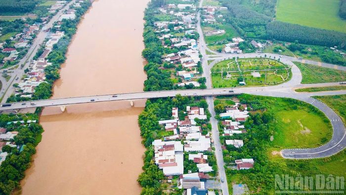 Cầu Thủ Biên bắc qua sông Đồng Nai kết nối giữa thành phố Đồng Nai với Thành phố Hồ Chí Minh. Cầu được đưa vào khai thác năm 2010. Với chiều dài 511m, rộng 17m, 4 làn xe. Cầu sẽ kết nối với tuyến Vành đai 4-Thành phố Hồ Chí Minh.