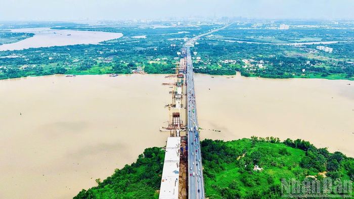 Cầu Long Thành﻿ nối thành phố Đồng Nai với Thành phố Hồ Chí Minh, đưa vào sử dụng năm 2015 thời điểm cao tốc Thành phố Hồ Chí Minh-Long Thành-Dầu Giây khai thác. Cầu dài 2,3km, với 4 làn xe. 