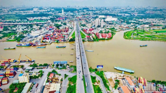 Cầu Đồng Nai bắc qua sông Đồng Nai kết nối trực tiếp giữa thành phố Đồng Nai với Thành phố Hồ Chí Minh. Đây là cầu huyết mạch trên Quốc lộ 1A, có lưu lượng phương tiện lưu thông lớn hàng đầu ở phía nam.