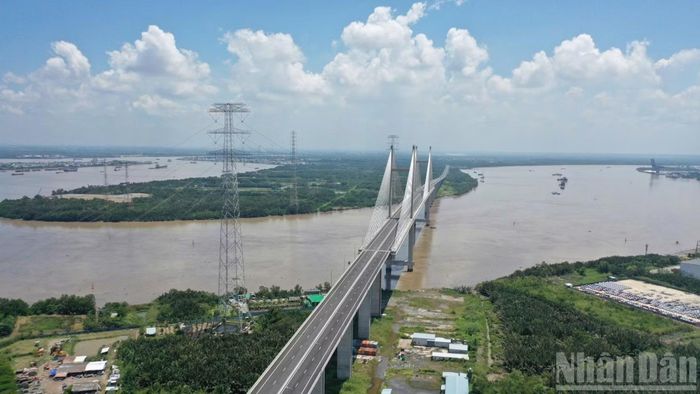 Cầu Phước Khánh có 4 làn xe và 2 làn dừng khẩn cấp, tốc độ 80-100km/h.Cầu có tĩnh không thông thuyền cao 55m, lớn nhất cả nước, cho tàu đến 30 nghìn tấn.