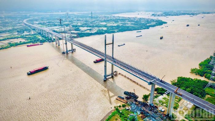 Cầu Phước Khánh trên tuyến cao tốc Bến Lức-Long Thành vừa được đưa vào khai thác ngày 1/10 vừa qua. Cầu và đường dẫn có chiều dài 3,1km, độ tĩnh không 55m, với tổng mức đầu tư hơn 3.500 tỷ đồng, kết nối Thành phố Hồ Chí Minh và thành phố Đồng Nai qua sông Lòng Tàu.