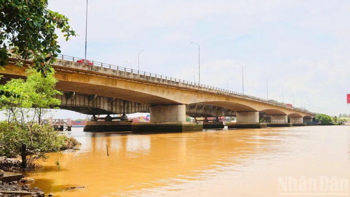 Cầu Đồng Nai được xây dựng cách đây hơn 62 năm. Đến năm 2009, cầu Đồng Nai mới được xây dựng, đưa vào khai thác song bên cầu Đồng Nai cũ. Hiện nay, Bộ Xây dựng đang thực hiện nâng tĩnh không cầu Đồng Nai đáp ứng việc lưu thông của thuyền trên sông khi qua khu vực cầu.