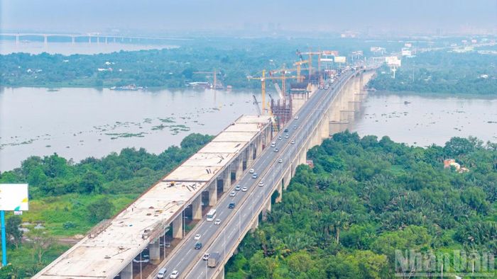 Hiện nay, cầu Long Thành đang được đầu tư mở rộng thuộc dự án đầu tư xây dựng mở rộng cao tốc Thành phố Hồ Chí Minh-Long Thành, được xây dựng một đơn nguyên cầu mới với quy mô 5 làn xe hoàn chỉnh theo chiều từ Thành phố Hồ Chí Minh đi Long Thành (bên phải cầu Long Thành hiện hữu).