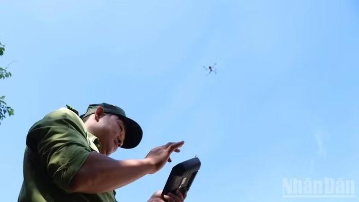 Thiết bị bay flycam được điều khiển bay lên không trung. (Ảnh: NGUYỄN TRUNG)