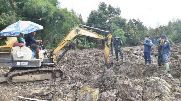 Đội K91 tìm kiếm, quy tập hài cốt liệt sĩ tại vườn sầu riêng của một hộ dân ở xã Ngũ Hiệp, tỉnh Đồng Tháp. (Ảnh: NGUYỄN SỰ)