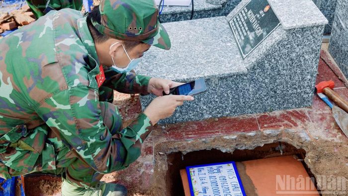 Toàn bộ thông tin về phần mộ được ghi nhận và số hóa.(Ảnh: CHÍ PHÚC)