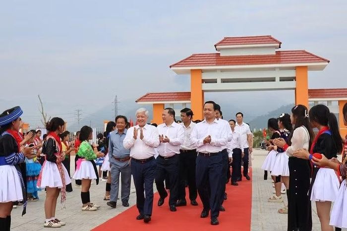 Đồng chí Đỗ Văn Chiến, Ủy viên Bộ Chính trị, Phó Chủ tịch Thường trực Quốc hội vui mừng khi về thăm ngôi trường mới nằm trên địa bàn xã biên giới Việt-Lào thuộc địa bàn tỉnh Điện Biên. (Ảnh: LÊ LAN)