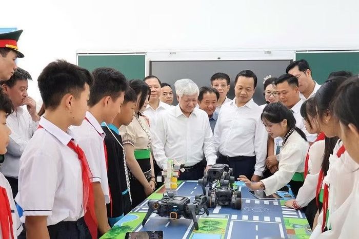 Đồng chí Đỗ Văn Chiến, Ủy viên Bộ Chính trị, Phó Chủ tịch Thường trực Quốc hội thăm phòng học sáng tạo, chuyển đổi số của học sinh Trường Phổ thông nội trú tiểu học - Trung học cơ sở Sam Mứn. (Ảnh: LÊ LAN)