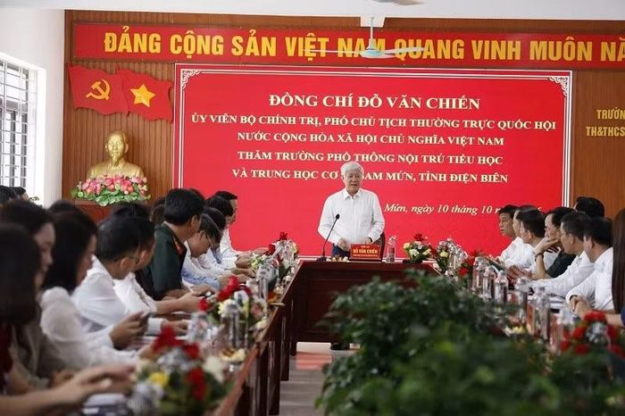 Đồng chí Đỗ Văn Chiến, Ủy viên Bộ Chính trị, Phó Chủ tịch Thường trực Quốc hội phát biểu tại buổi làm việc với nhà trường. (Ảnh: LÊ LAN)