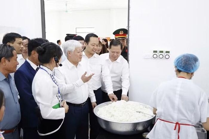 Đồng chí Đỗ Văn Chiến, Ủy viên Bộ Chính trị, Phó Chủ tịch Thường trực Quốc hội thăm khu bếp, chế biến thực phẩm cho học sinh của Trường Phổ thông nội trú tiểu học -Trung học cơ sở Sam Mứn. (Ảnh: LÊ LAN)