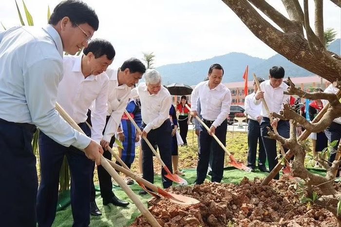 Đồng chí Đỗ Văn Chiến, Ủy viên Bộ Chính trị, Phó Chủ tịch Thường trực Quốc hội cùng các đồng chí lãnh đạo tỉnh Điện Biên trồng cây lưu niệm tặng thầy, trò nhà trường. (Ảnh: LÊ LAN)