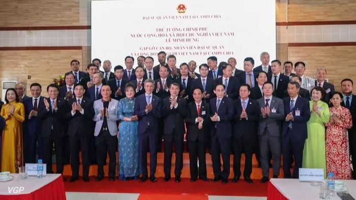 Thủ tướng Lê Minh Hưng và đại diện cộng đồng người gốc Việt tại Campuchia; cán bộ, nhân viên Đại sứ quán, các cơ quan đại diện Việt Nam tại Campuchia. (Ảnh: chinhphu.vn/Nhật Bắc)