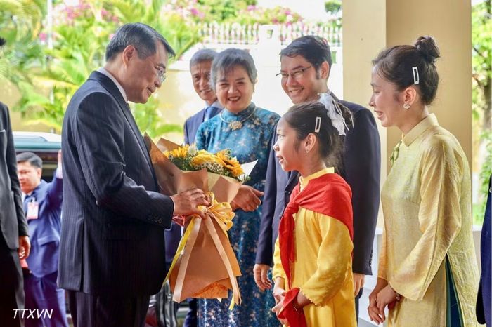 Thủ tướng Lê Minh Hưng gặp gỡ cán bộ, nhân viên Đại sứ quán và cộng đồng người Việt Nam tại Campuchia. (Ảnh: Dương Giang/TTXVN)