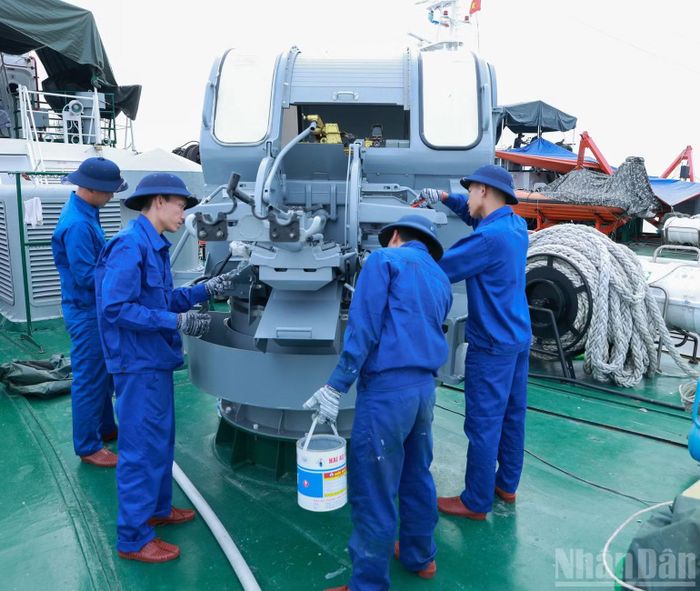 Tiến hành bảo quản, sơn sửa vũ khí trang bị kỹ thuật.
