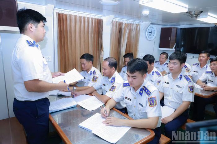 Tổ chức ôn tập kiến thức chính trị, pháp luật.