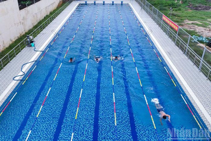 Tổ chức luyện bơi 300m và bơi cứu đuối.