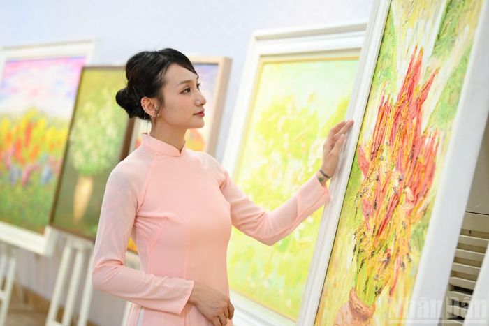 Triển lãm tranh "Hà Nội 12 mùa hoa" là một điểm đến tham quan của du khách trong và ngoài nước trong dịp kỷ niệm 72 năm Ngày Giải phóng Thủ đô (10/10/1954-10/10/2026).