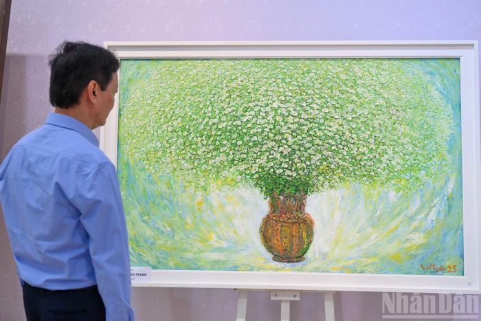 Bước vào không gian trưng bày, du khách như lạc bước vào những nẻo đường rực rỡ sắc màu, cảm nhận trọn vẹn nét thanh lịch, bình dị của phố phường Hà Nội.