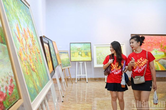 Triển lãm thu hút đông đảo những tâm hồn yêu nghệ thuật và du khách thập phương - những người say mê nét đẹp thanh lịch của Hà Nội được thể hiện qua từng nét cọ.