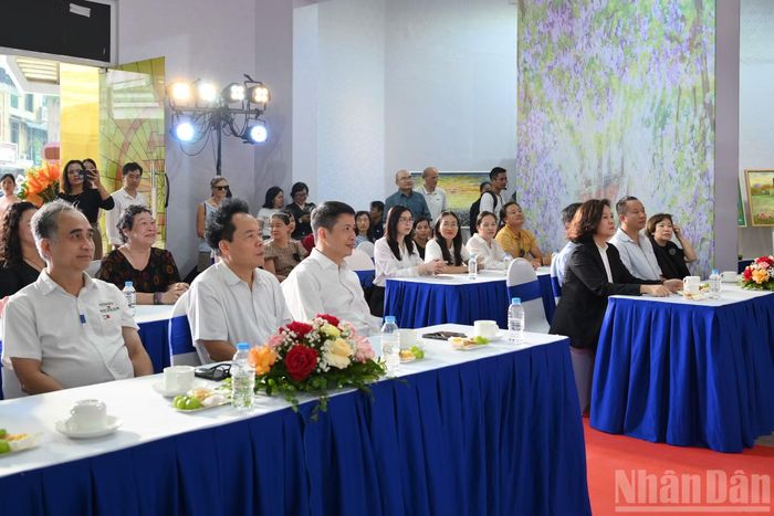 Đại biểu tham dự Lễ khai mạc triển lãm.