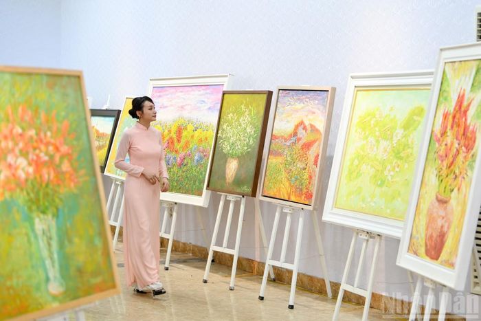 Lạc bước trong không gian trưng bày, du khách mải mê ngắm nhìn những bức họa tinh tế, cảm nhận trọn vẹn hương sắc của 12 mùa hoa như đang bung nở ngay trước mắt.