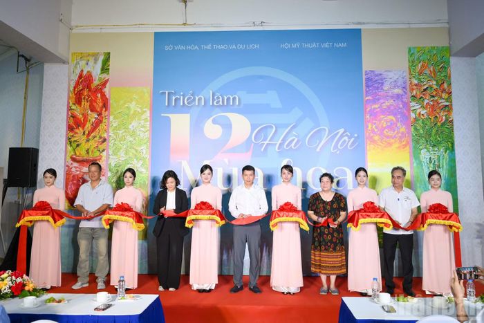 Các đại biểu thực hiện nghi thức cắt băng khai mạc triển lãm.
