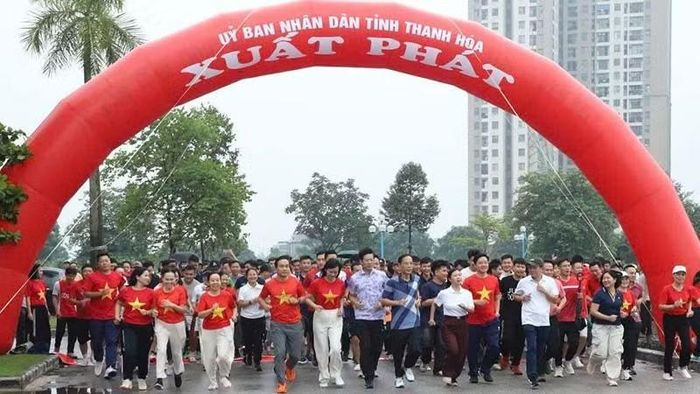 Lãnh đạo, cán bộ tỉnh Thanh Hóa cùng các tầng lớp nhân dân tham gia hoạt động đi bộ, chạy bước ngắn. (Ảnh: Sở Văn hóa, Thể thao và Du lịch Thanh Hóa)