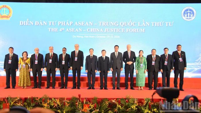Các đại biểu cấp cao tham dự diễn đàn cùng chụp ảnh lưu niệm. (Ảnh: ANH ĐÀO)