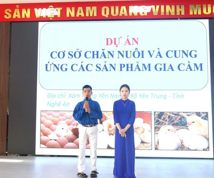 Hoàng Kim Vị thuyết trình về dự án cơ sở chăn nuôi và cung ứng các sản phẩm gia cầm tại Cuộc thi Khởi nghiệp do Tỉnh đoàn Nghệ An tổ chức. ( Ảnh: N.H)