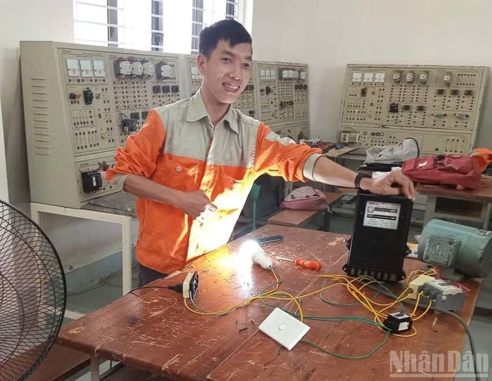 Hoàng Kim Vị ấp ủ xây dựng Dự án “Trung tâm kinh doanh, sửa chữa thiết bị điện dân dụng và tạo việc làm cho người khuyết tật”. ( Ảnh: N.H)