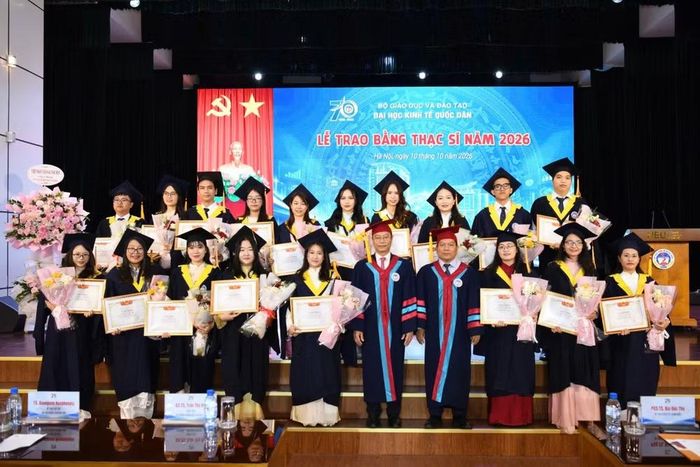 Lãnh đạo Đại học Kinh tế Quốc dân cùng các tân thạc sĩ. (Ảnh: TUẤN ANH)