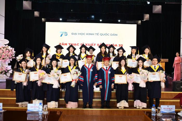 Các tân thạc sĩ được lãnh đạo Đại học Kinh tế Quốc dân khen thưởng. (Ảnh: TUẤN ANH)