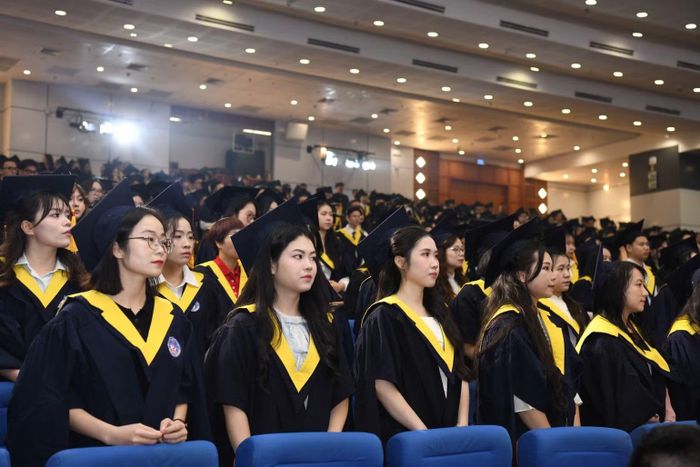 Các tân thạc sĩ tham dự Lễ trao bằng thạc sĩ năm 2026 của Đại học Kinh tế Quốc dân. (Ảnh: TUẤN ANH)