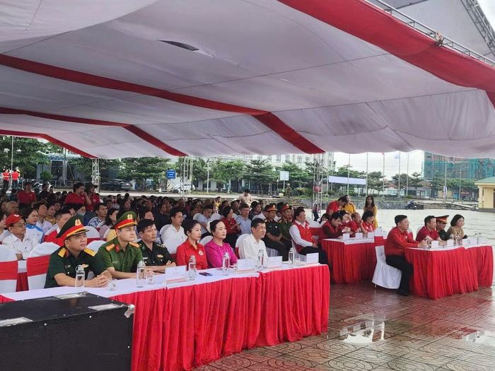 Các đại biểu tham dự buổi lễ. (Ảnh: Đ.P)